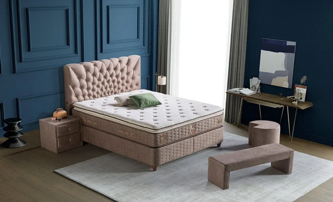 Dormitor mic cu culori deschise și mobilier compact
